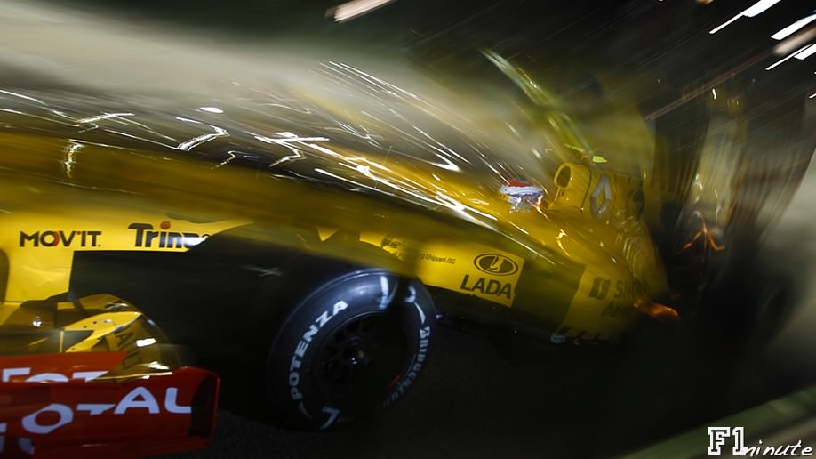 Petrov loses position to Kubica in Singapore