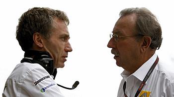 Bob Bell (left) talks to Jean-Francois Caubet during their time at Renault