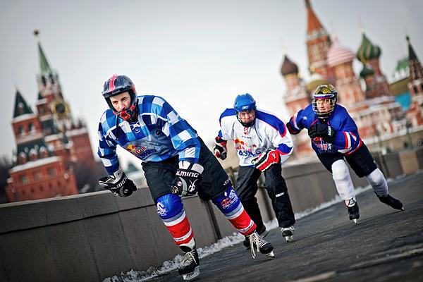 Claudio Caluori, Vladislav Kurshev and Andre Lavrov pass the Kremlin on skates.