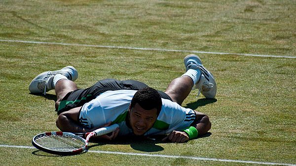 Jo Wilfred Tsonga takes a dive at Queens