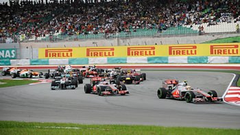 The field stay close in Sepang