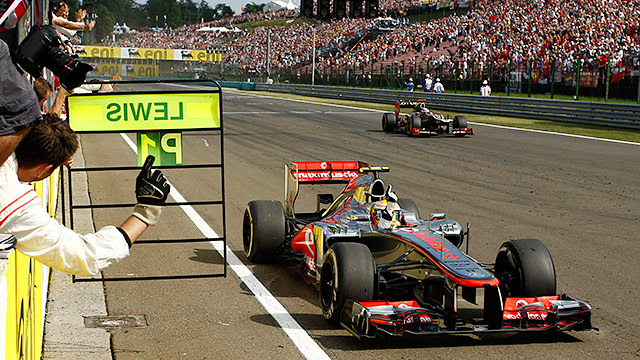 Hamilton breezes to Hungarian Grand Prix victory