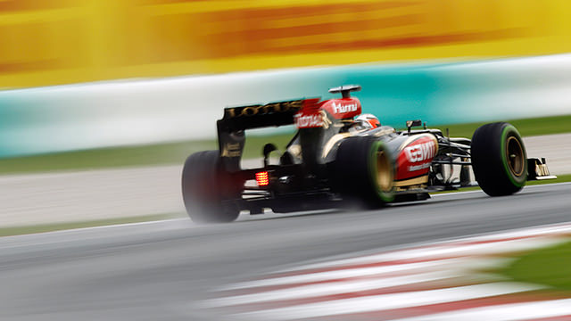 Mark Webber and Kimi Räikkönen lead practice in Sepang
