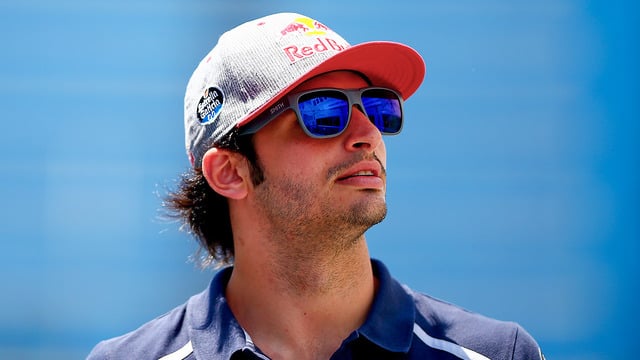 Carlos Sainz handed contract extension for Toro Rosso