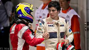 Massa and Pérez shake hands following the Singapore Grand Prix
