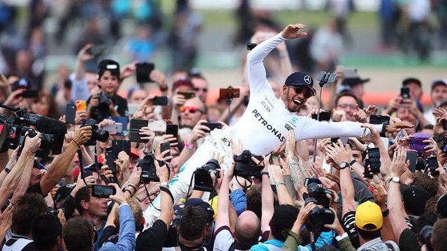 Hamilton closes the championship gap to 1 point with Silverstone win