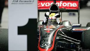 Lewis Hamilton wins the Singapore Grand Prix