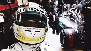 Lewis Hamilton Garage selfie