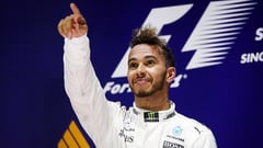 Sidepodcast: Hamilton wins in Singapore as first lap chaos takes out three cars