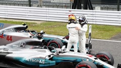 Sidepodcast: Hamilton scores another pole as Grosjean crashes out