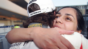 Monisha Kaltenborn embraces Gutiérrez after scoring his first points in F1