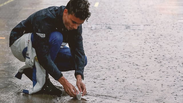 Sainz crash and heavy rain delay practice sessions in Japan